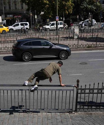Karaköy'de yayaların bariyerlerle imtihanı, alt geçit var, kısa yol yok