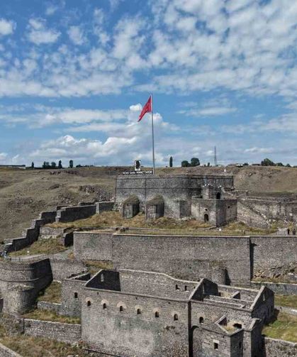 Kars'ın zirvesinde 900 yıllık tarih: Kars Kalesi ihtişamıyla büyülüyor
