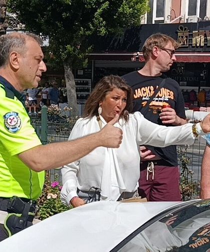 Kazada haklı olduklarını anlatamayan turistlere vatandaşlar sahip çıktı