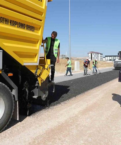 Kendi asfaltını üretip kendi yolunu yapıyor