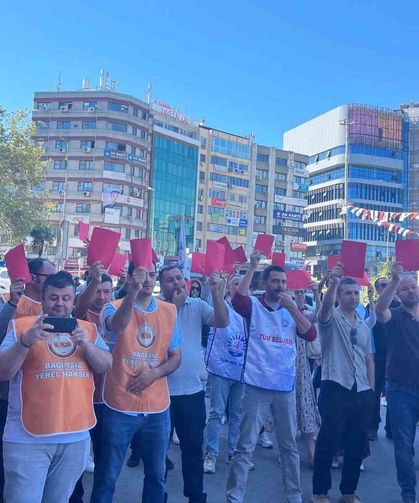 Konak Belediyesi işçilerinden 'kırmızı kart'lı eylem