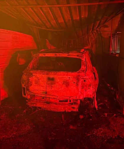 Korkutan yangın: Otomobil küle döndü, alevler 3 katlı binaya sıçradı