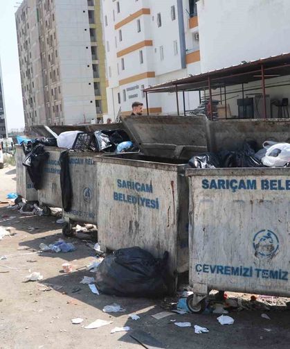 Mahalleliden belediyeye protesto: Çöpleri kendi elleriyle topladılar