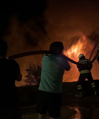Menteşe'de alevler geceyi aydınlattı, itfaiye faciayı önledi