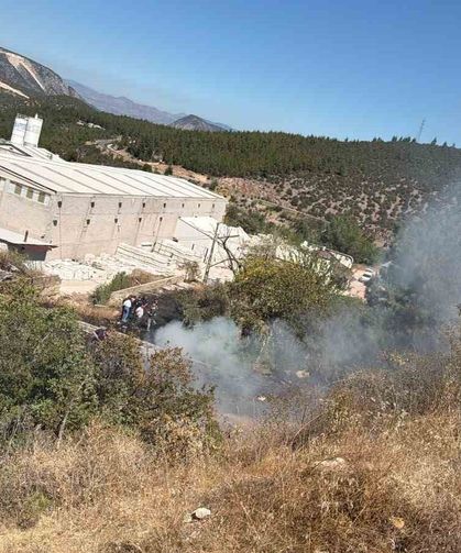 Mermer fabrikasının bahçesinde başlayıp ormanlık alana sıçrayan yangın büyümeden söndürüldü