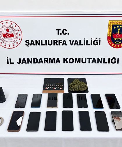 Mısır tarlasında yakalanan dolandırıcıların ev ve arabasından çıkanlar hayrete düşürdü