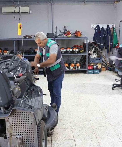 Mobilyalarını kendisi üretiyor