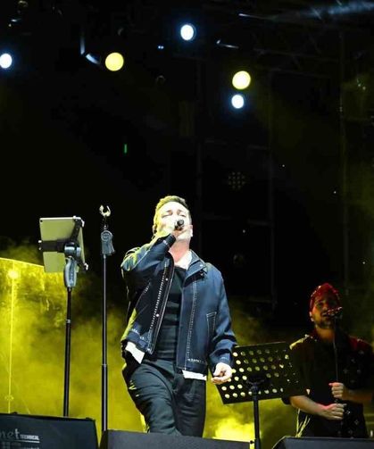 Oğuzhan Koç, Edirne konserinde sahne önünde sigara içen kişiye tepki gösterdi