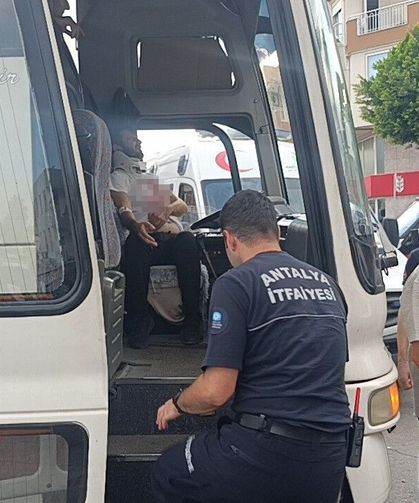 Otobüs ile otomobil çarpıştı: 2 yaralı