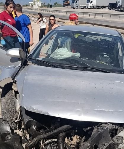 Otomobil bariyerlere ok gibi saplandı: O anlar kamerada