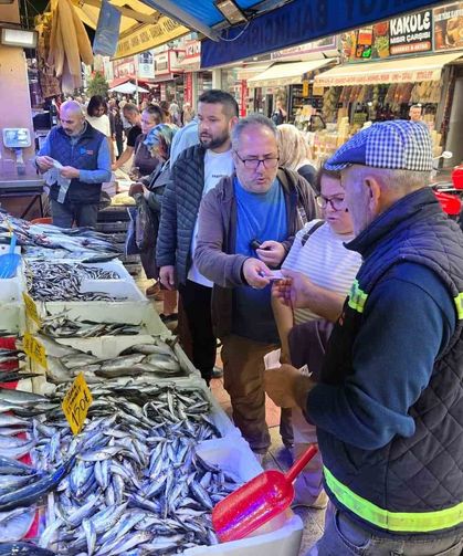 Palamut 90 TL'ye düşünce vatandaş tezgahlara akın etti