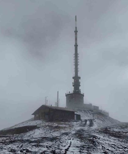 Palandöken'in zirvesi beyaza büründü: Mevsimin ilk karı Ejder Tepesi'ne yağdı