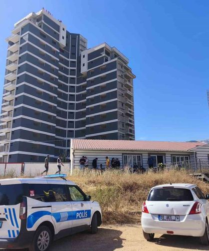 Paralarını alamayan işçiler 15 katlı inşaatın çatısına çıktı