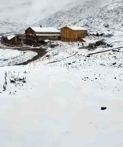 Rize'nin yaylalarına Eylül'de kış geldi, 3 bin 100 metre yükseklikte bulunan Tahpur Yaylası beyaza büründü