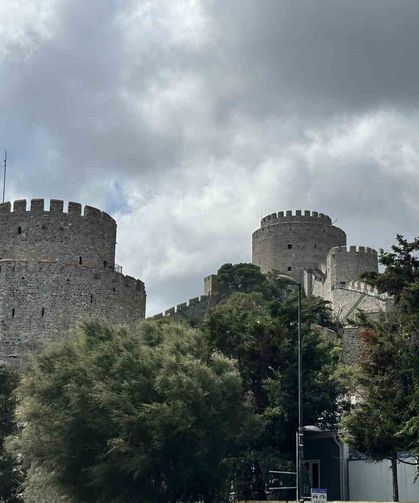 Rumeli Hisarı'ndaki bitmeyen restorasyona tepki: '90 günde yapıldı, 6,5 yıldır bitirilemiyor'