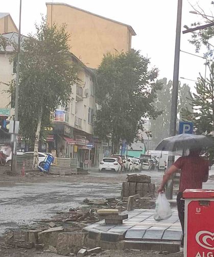 Sağanak ve dolu ulaşımı aksattı, tarım arazileri zarar gördü
