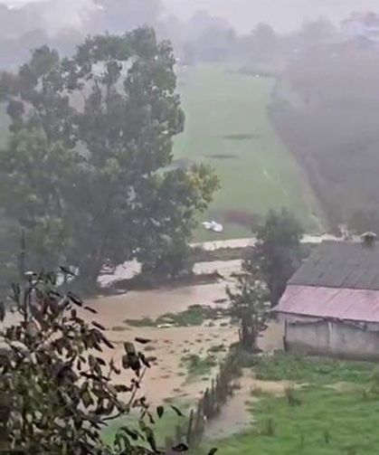 Şiddetli sağanak sele dönüştü: Yol ulaşıma kapandı