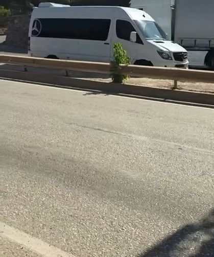 Ters şeride giren servis minibüsü tehlike saçtı