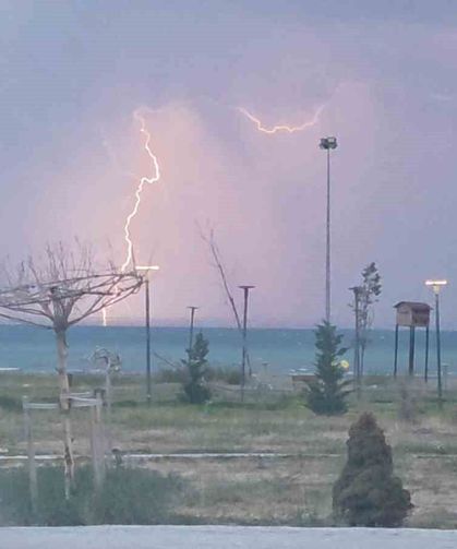 Van'da yağmur ve şimşekler geceyi aydınlattı