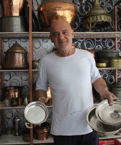 Yılların eskittiği bakırlar 45 yıllık ustanın ellerinde parlıyor
