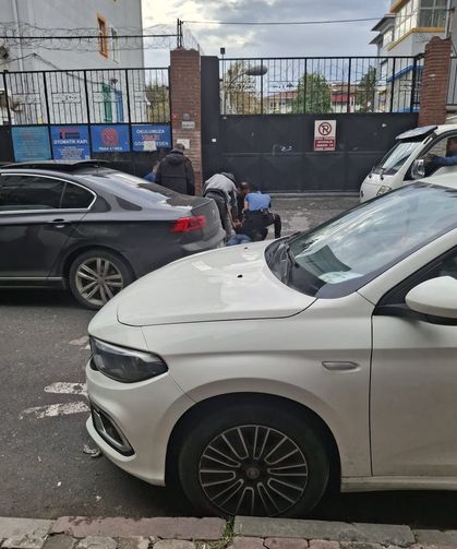 Zeytinburnu'nda okul çevresinde yapılan polis uygulaması sırasında 2 şüpheli gözaltına alındı
