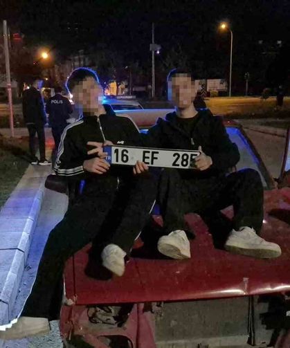 200 bin TL ceza yiyen sürücünün arkadaşları araç önünde plaka ile kameralara poz verdi
