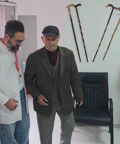 72 yaşındaki emekli madenci, yapay deri işlevi gören materyalle ayağa kalktı