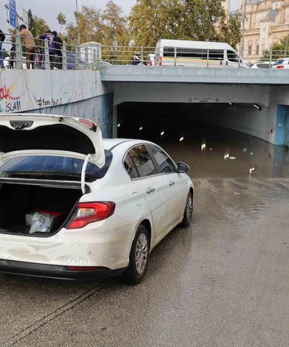 Adana'da sağanak çilesi: Otomobil suya gömüldü, vatandaşlar rögarları kendileri temizledi
