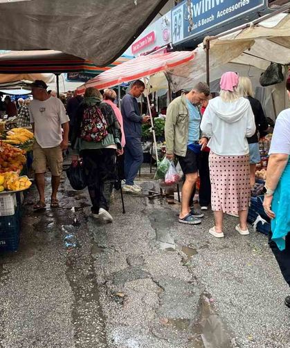 Alanya'da sağanak pazar yerini göle çevirdi