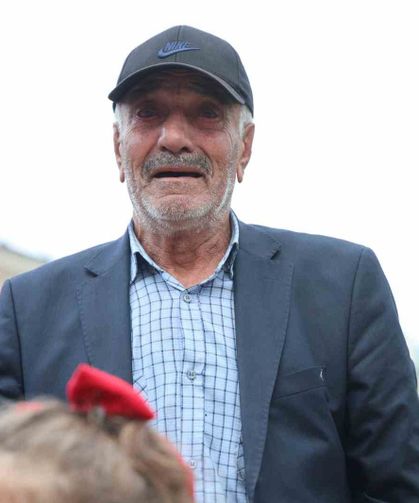 Anaokulu öğrencileri 'Ölürüm Türkiyem' şarkısını söyledi, yaşlı adam gözyaşı döktü