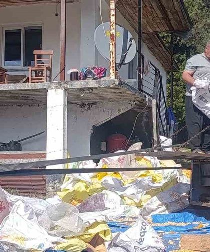 Andırın'da yerli mısır hasadı, Patosta çekilen mahsul güneşte kurutuluyor