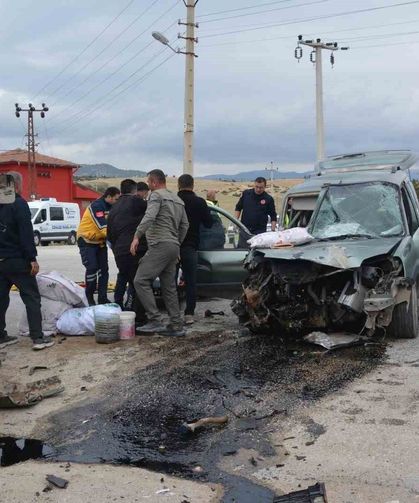 Antalya'da iki kamyonet çarpıştı: 1 ölü, 2 yaralı