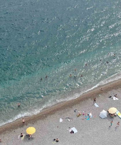 Antalya'da sağanak ardından güneş etkisini gösterince denizin keyfini çıkardılar