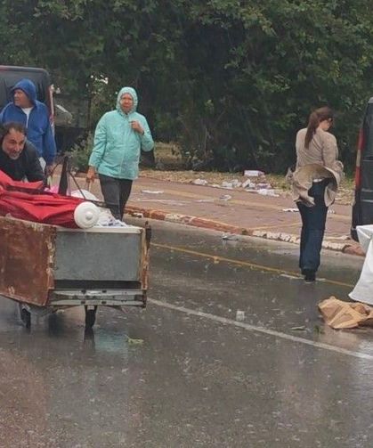 Antalya'da şiddetli rüzgar semt pazarını vurdu