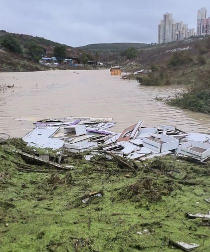 Avcılar'da hafriyat kamyonu sular altında kaldı