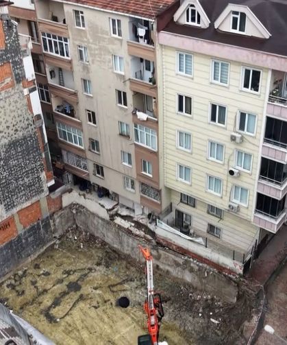 Bahçelievler'de zemininde çökme olan binalar dronla havadan görüntülendi