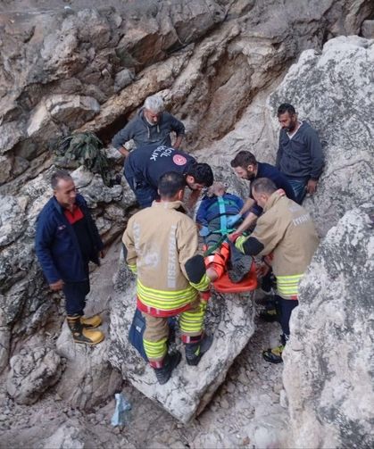 Balık tutmaya giderken kayalıklardan düşen şahıs yaralandı