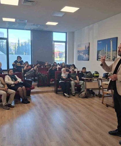 'Başarı tesadüf değil, emek işidir' diyerek gençlere mesaj verdi
