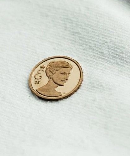 Belçika'da Prenses Elisabeth'in 25. yaşına özel altın hatıra parası ve posta pulu