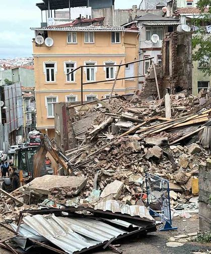 Beyoğlu'nda yerle bir olan bina havadan görüntülendi