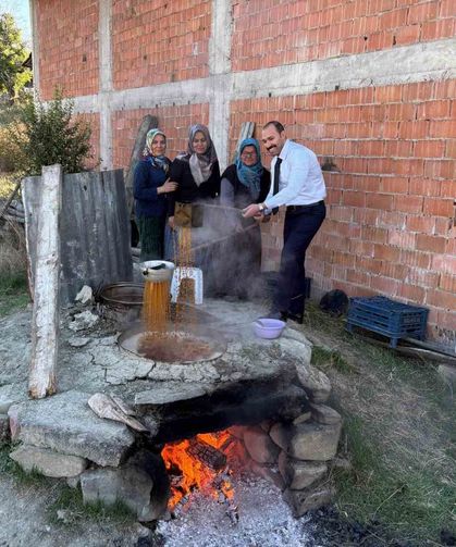 Bolu'da kaymakam ve köylüler birlikte pekmez kaynattı