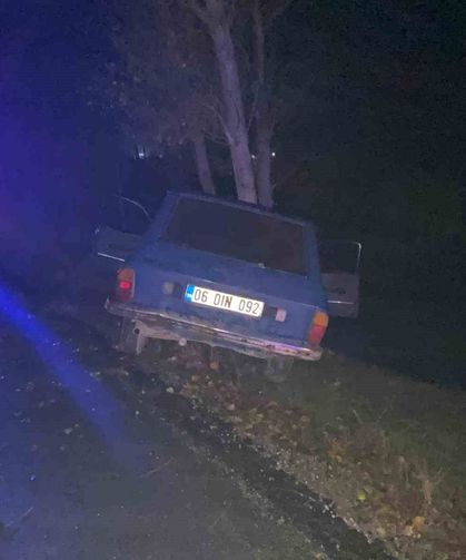 Bolu'da kontrolden çıkan araç ağaca çarptı: 1'i ağır 2 yaralı