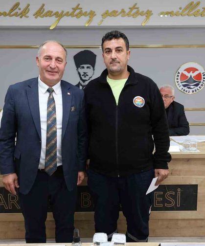 Bulduğu altını sahibine teslim eden belediye çalışanına ödül