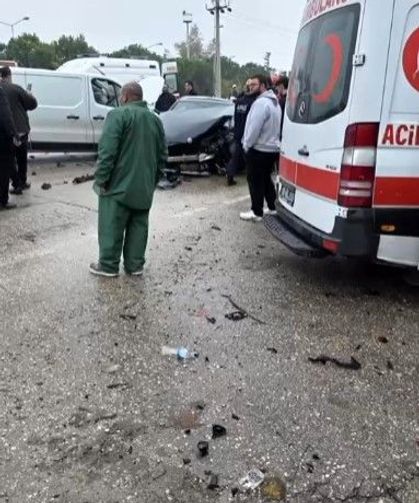 Bursa'da yağmurlu havada 5 araç birbirine girdi: 5 yaralı