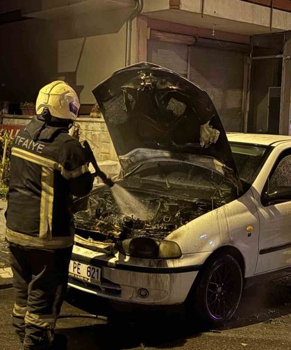 Çalıştırıldığı sırada alev alan otomobil, itfaiye ekipleri tarafından söndürüldü