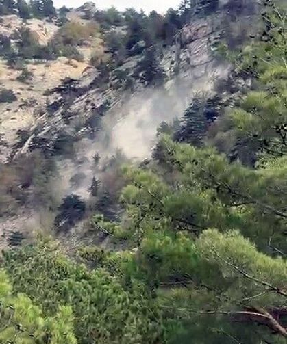 Deprem sırasında yamaçtan kopan kaya kütlesi paniğe neden oldu