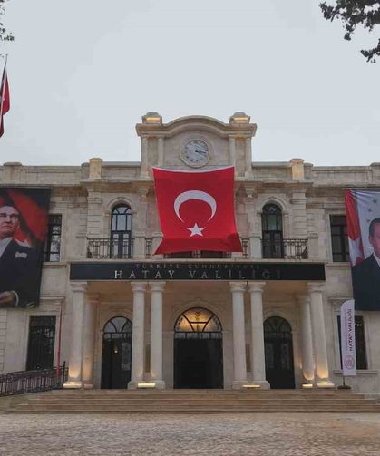 Depremin ardından yeniden inşa edilen 98 yıllık tarihi valilik binasında saat 04.17'de sabitlendi