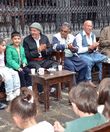 Diyarbakır'da çocuklar dengbajlerle buluştu, kültürel mirası tanıdı