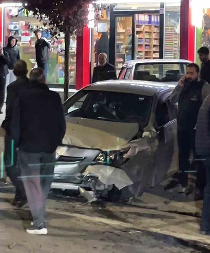 Erzurum'da otomobilin direksiyonu kilitlendi, 3 araç birbirine girdi: 1 yaralı