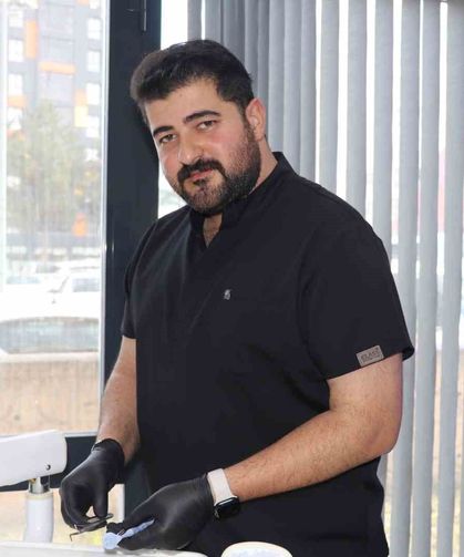 Fotoğraf çektirmek isteyenler hastası oluyor, Sivas'ta bir diş hekimi Eypio'ya benzerliği ile dikkat çekiyor